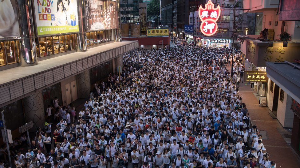 Miles de manifestantes protestan en Hong Kong