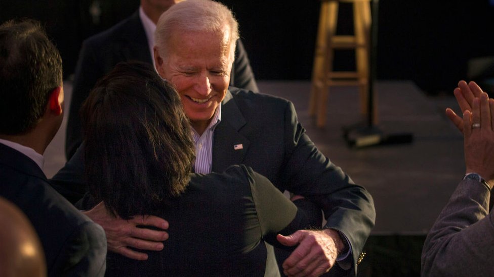 Joe Biden abrazando a una mujer.