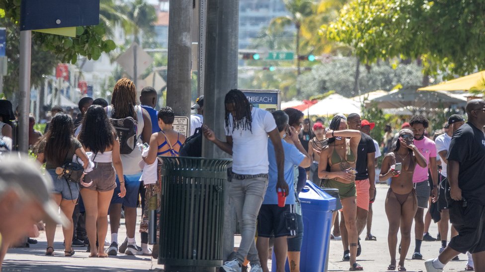Una calle de Miami Beach llena de personas