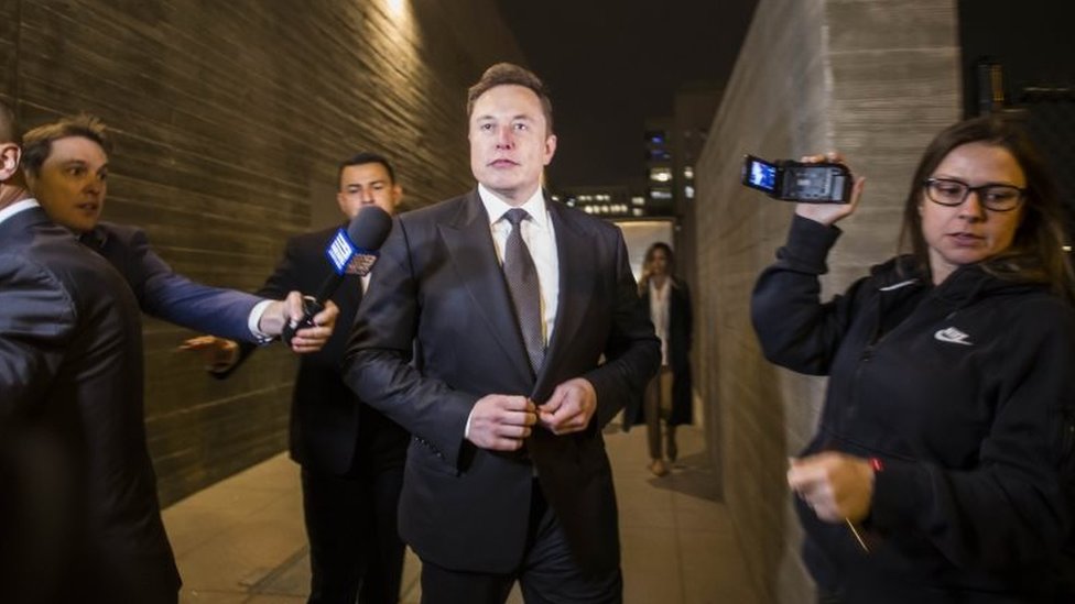 Илон Маск, генеральный директор Tesla Inc., покидает суд во вторник