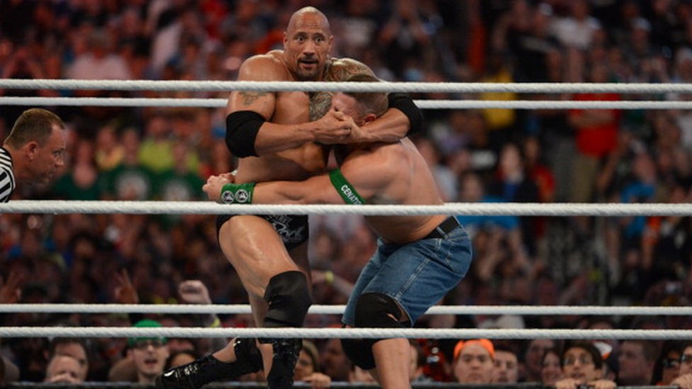 Дуэйн «Скала» Джонсон и Джон Сина в действии во время WrestleMania XXVIII в 2012 году