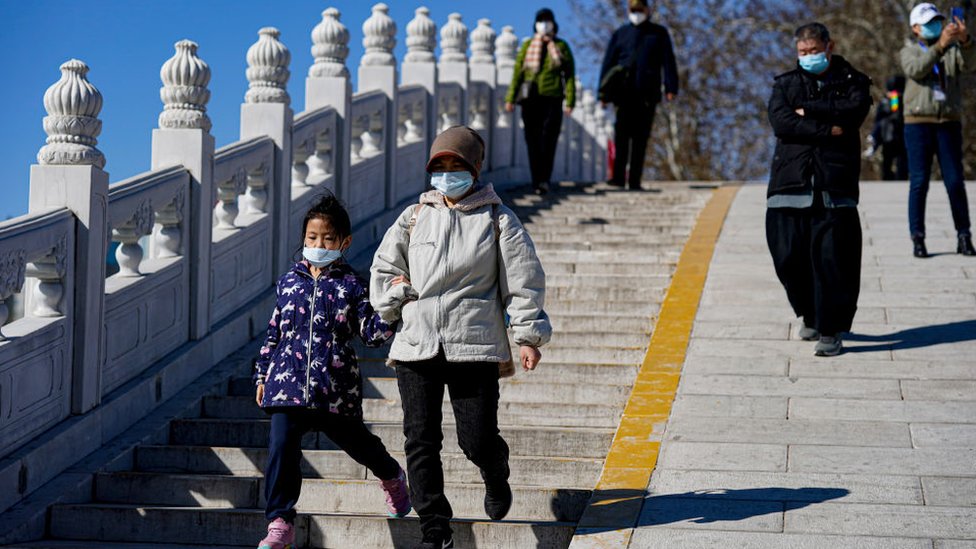 Familia paseando en Pekín.