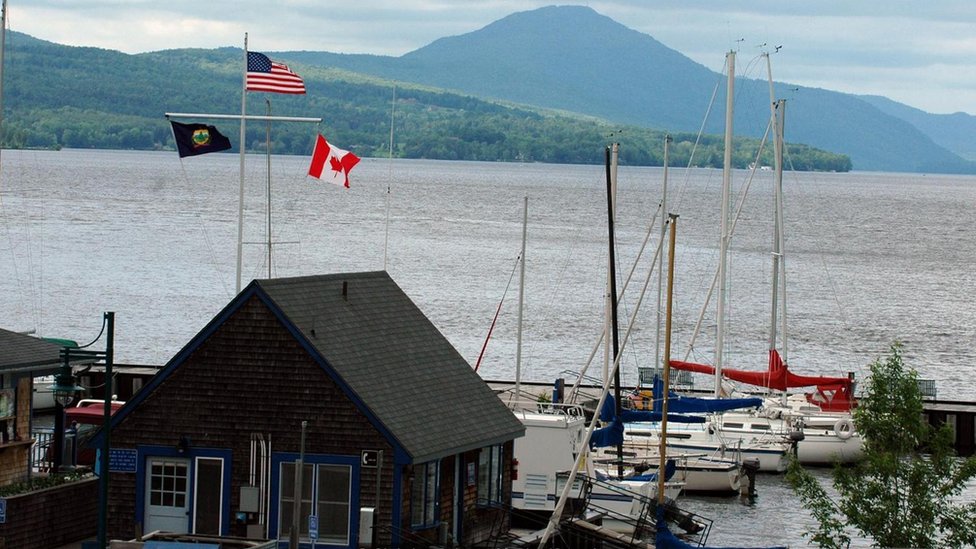 A un lado de la biblioteca se extiende la frontera canadiense y, al otro, la estadounidense. A un lado de la biblioteca se extiende la frontera canadiense y, al otro, la estadounidense.