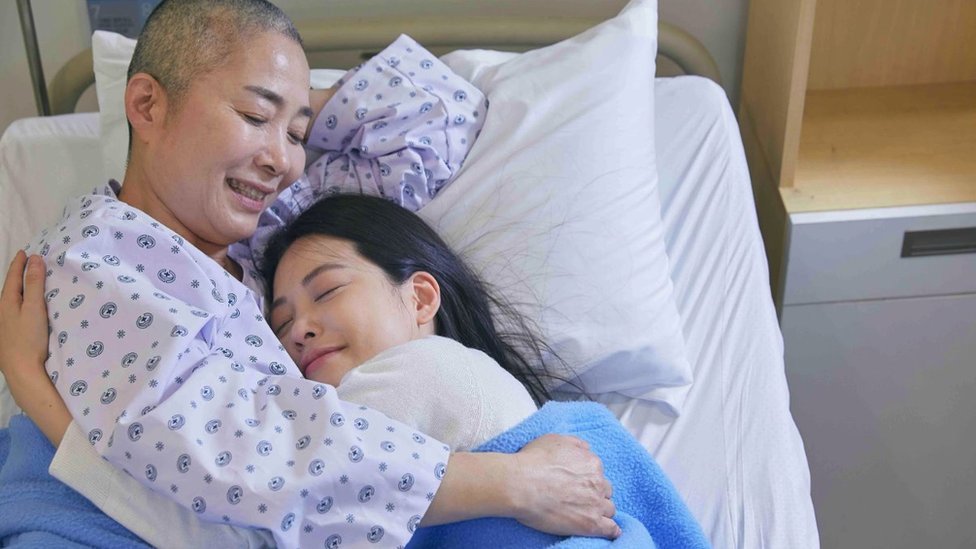 Majka koja je izgubila kosu grli ćerku u bolničkom krevetu (generička slika)