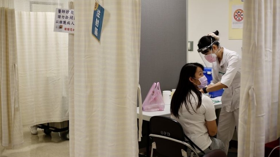 2021年5月21日，一名醫護工作者在台北醫院接種阿斯利康疫苗。
