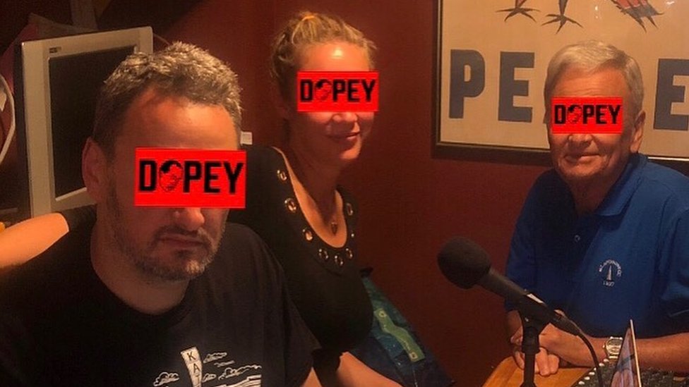 Дэйв, Линда и Алан записывают недавний выпуск подкаста Dopey на кухне Алана в Нью-Йорке