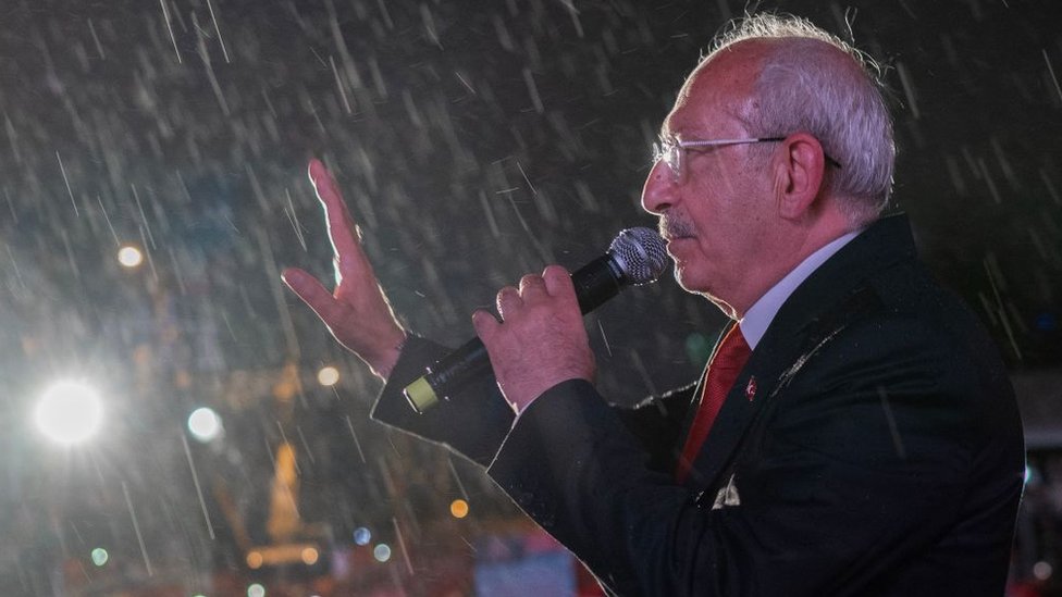 ألقى كليجدار أوغلو خطاباً قوياً أمام مؤيديه في أنقرة بينما كانت الأمطار تهطل بغزارة.