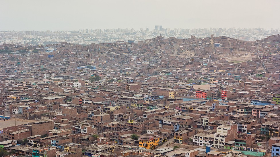 Barrios pobres en la zona periurbana en Lima