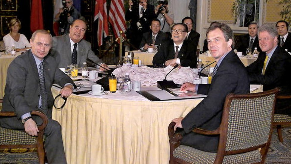 Jiang bersama sejumlah pemimpin Barat pada tahun 2000.
