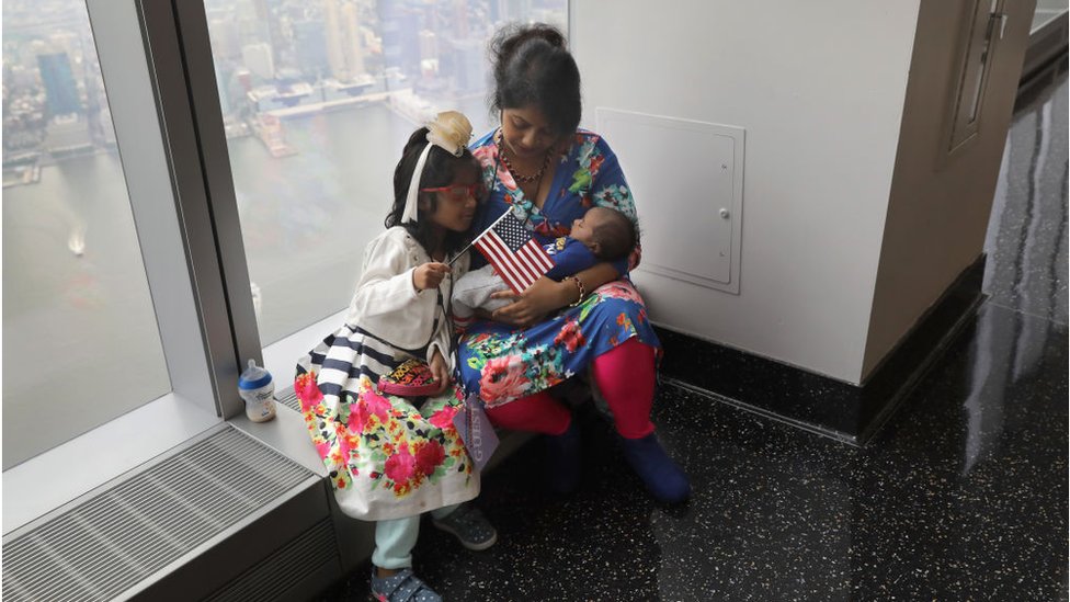 La inmigrante de Bangladesh Khadijatul Rahman, de 29 años, coge a su bebé Zavyaan, de 2 semanas, tras convertirse en ciudadana estadounidense.