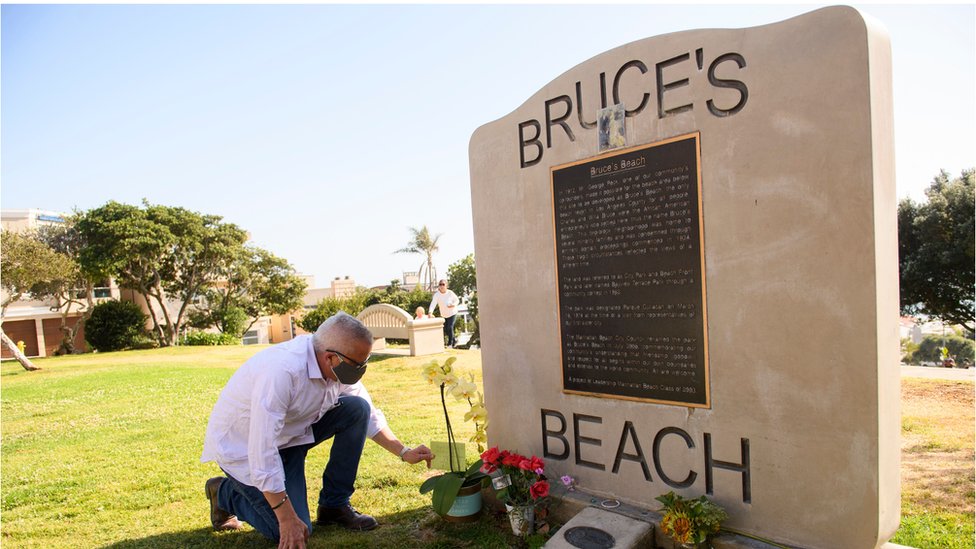 Una placa conmemorativa recuerda a la familia Bruce como dueños originales de la playa