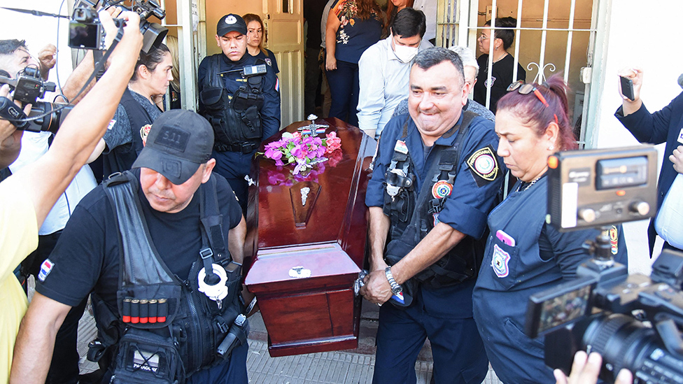 Policías trasladan los restos del abatido líder del EPP Osvaldo Villalba fuera de la Cárcel del Buen Pastor