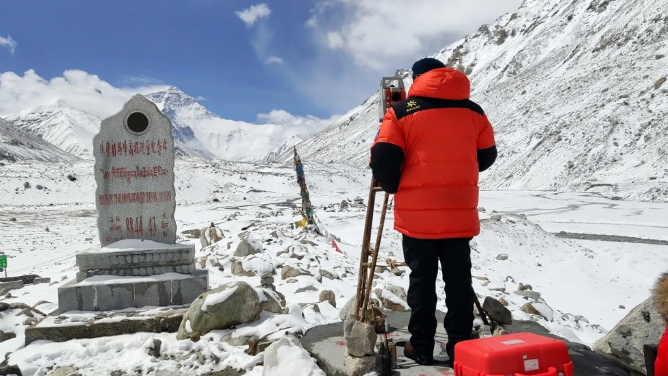 Najskorija zvanična visina Mont Everesta potvrđena je nakon što su se i kineska i nepalska istraživačka ekspedicija popele na vrh