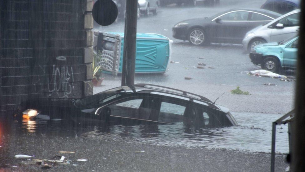 سيارة غارقة في السيول في كاتانيا