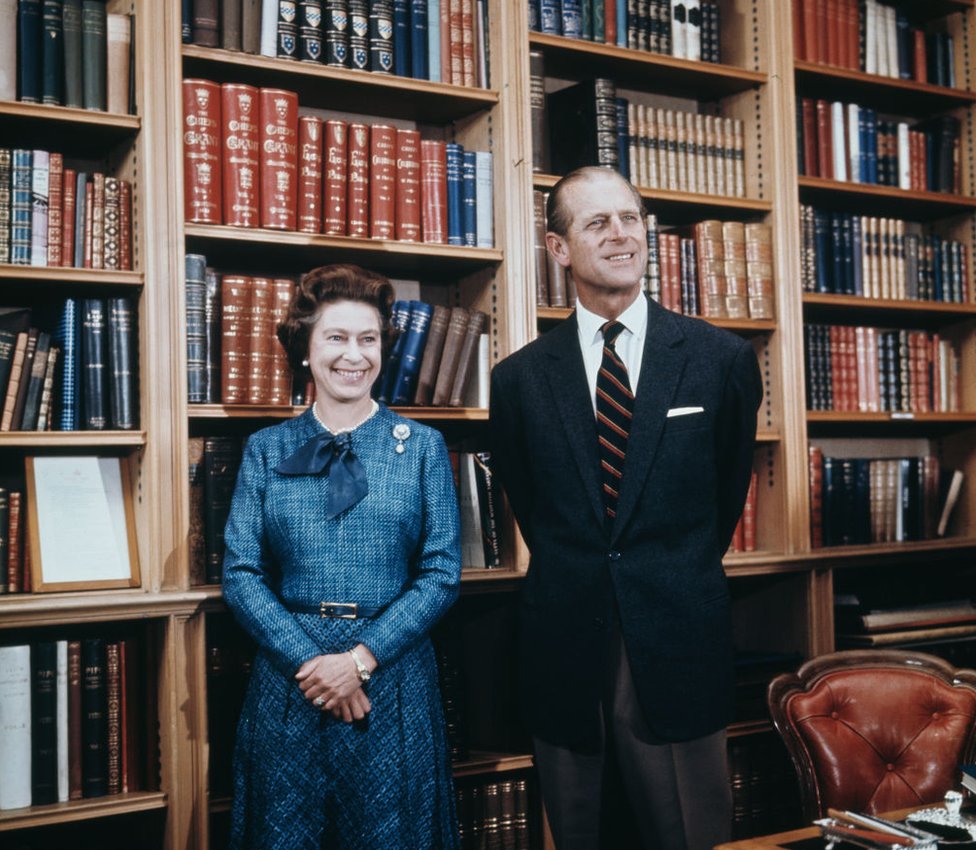 La reina y el príncipe Felipe en el estudio de Balmoral en 1976