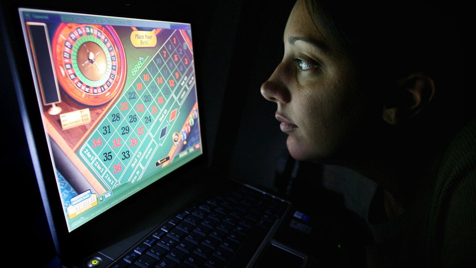 Женщина играет в азартные игры онлайн