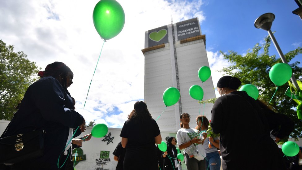 Люди выпустили воздушные шары у основания многоэтажки в третью годовщину пожара