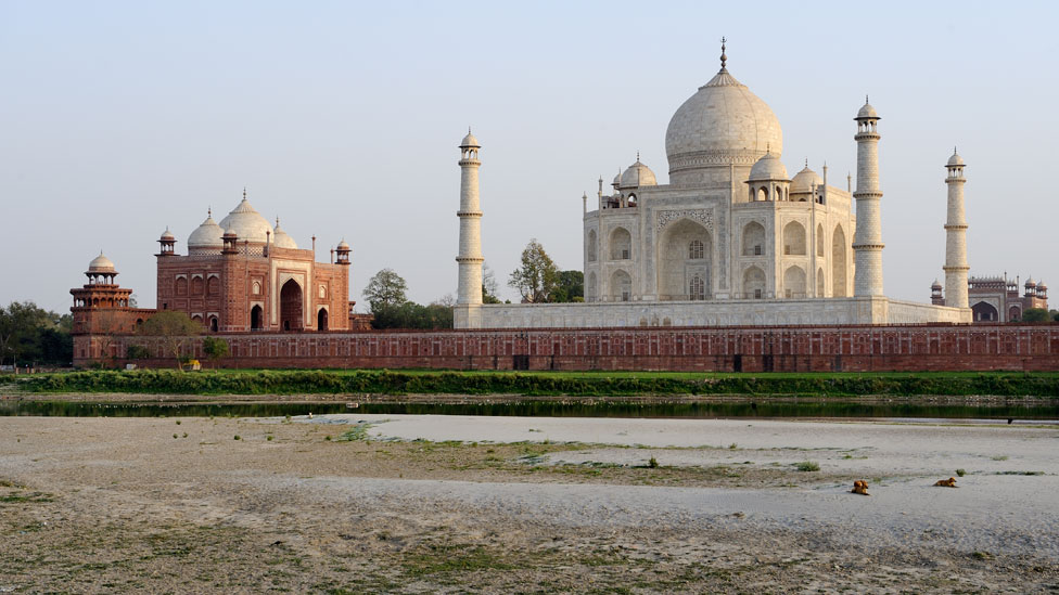El Taj Mahal a orillas del río Yamuna.