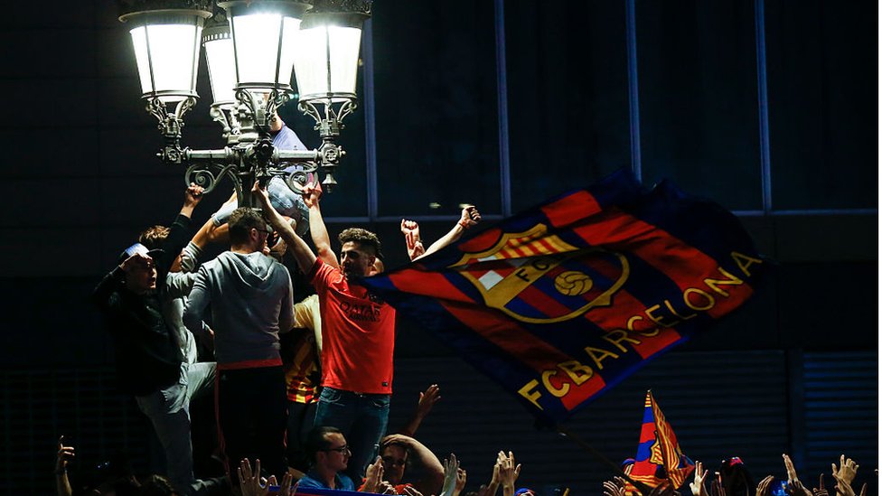 Uno de sus lugares más emblemáticos es la Fuente de Canaletas donde los seguidores del Barça se reúnen a celebrar las victorias. Dice la leyenda que quien bebe de su agua, volverá a Barcelona. fuente de canaletas