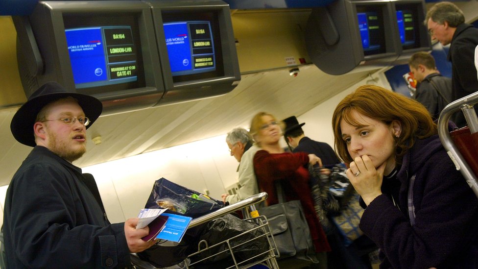 Muchos judíos ultraortodoxos buscan prevenir que se pueda generar cualquier contacto con una mujer pidiendo cambios de asiento. Pasajeros en un mostrador de una aerolínea