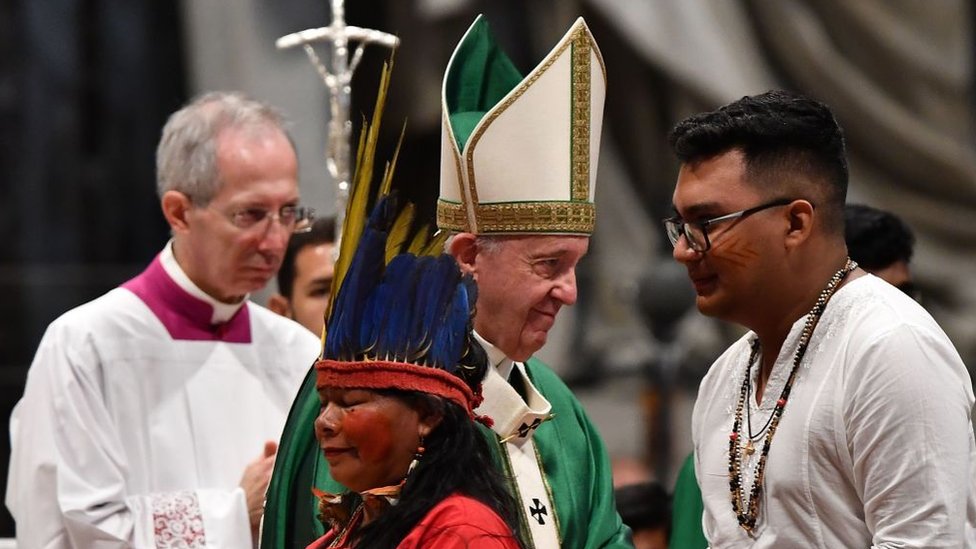 Representantes de etnias del Amazonas visitan el Vaticano.