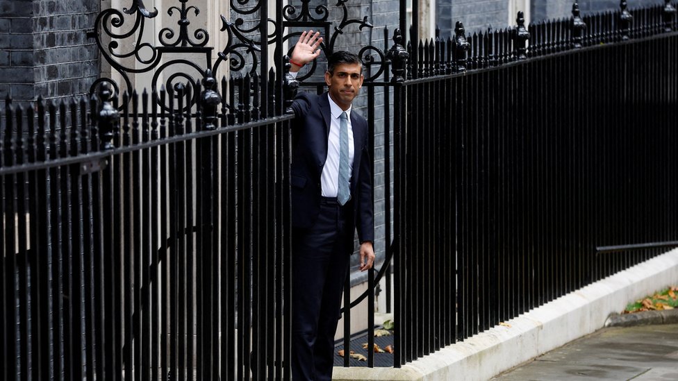 英國新首相蘇納克在唐寧街10號門口揮手