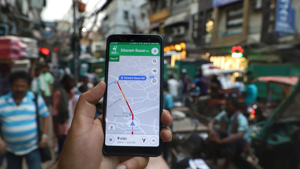 Usuario usando Google Maps en Nueva Delhi, India.
