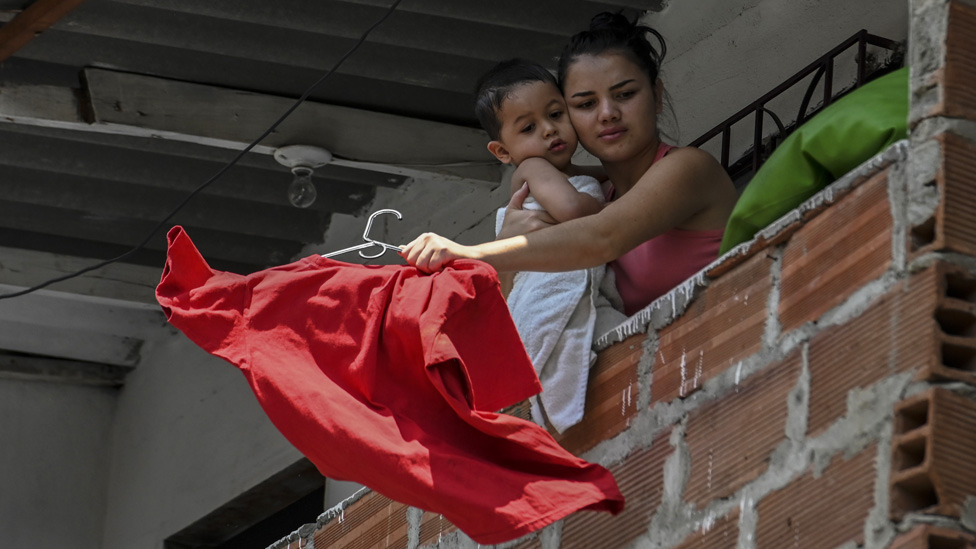 Coronavirus | Por qué tantos colombianos han colgado trapos rojos en sus casas en medio de la cuarentena por la pandemia - BBC News Mundo