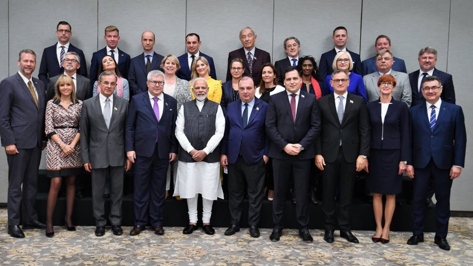 Премьер-министр Моди с делегатами в гостях