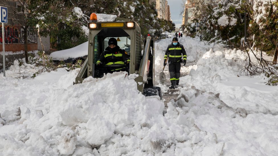 Storm Filomena: Spain races to clear snow before temperatures drop