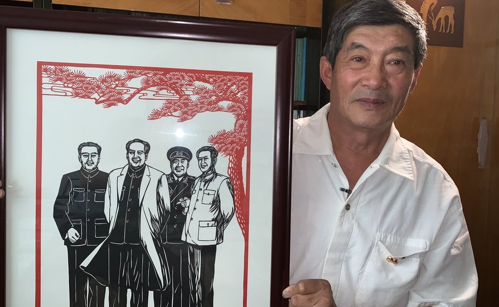 Чжао Цзинцзя с вырезкой из бумаги Мао Цзэдуна
