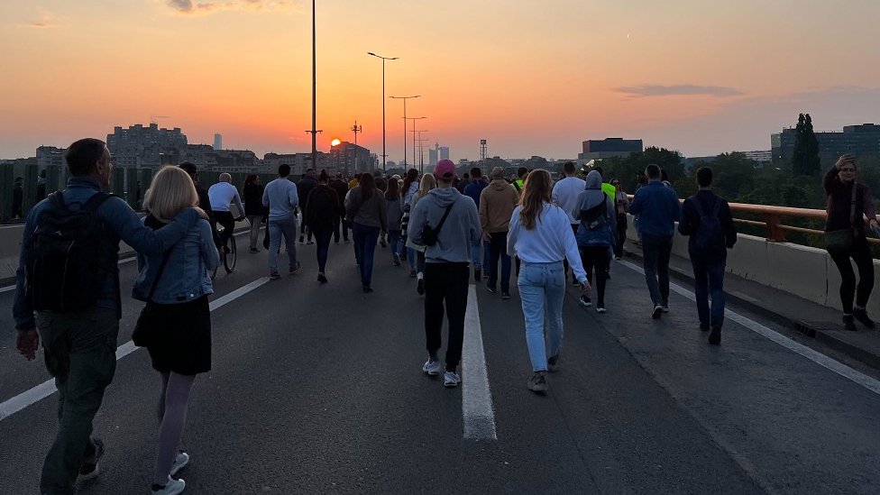 Demostranti prelaze most Gazelu