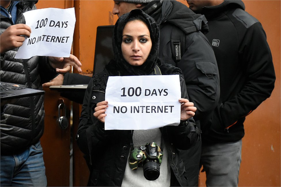 Кашмирский журналист держит плакат во время акции протеста против непрерывной интернет-блокады в течение 100-го дня в Кашмирском пресс-клубе, Сринагар, Индия, под управлением Кашмира, 12 ноября 2019 года.