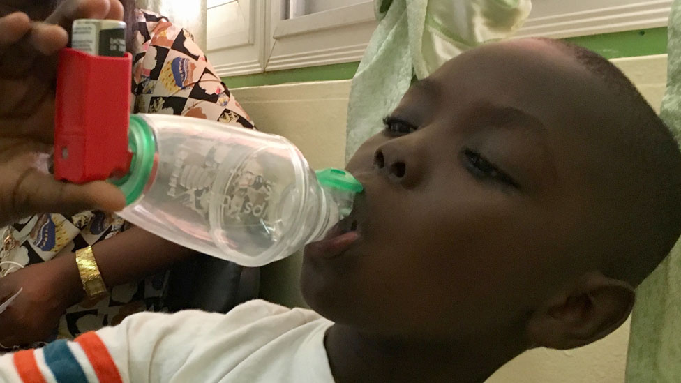 Ребенок с астмой в Сенегале использует респиратор