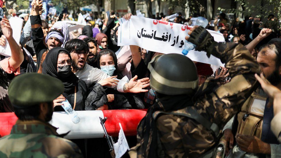 Kabil'deki sokak gösterilerine Taliban sert şekilde müdahale etti
