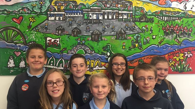 Aberfan schoolkids mark 50th anniversay - BBC Newsround