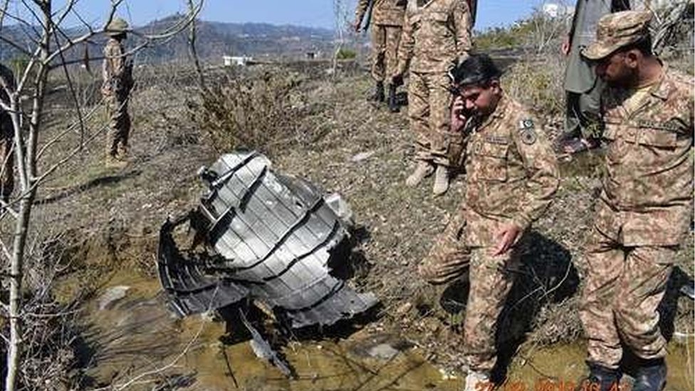 صورة نشرتها باكستان لحطام الطائرة التي أسقطتها.