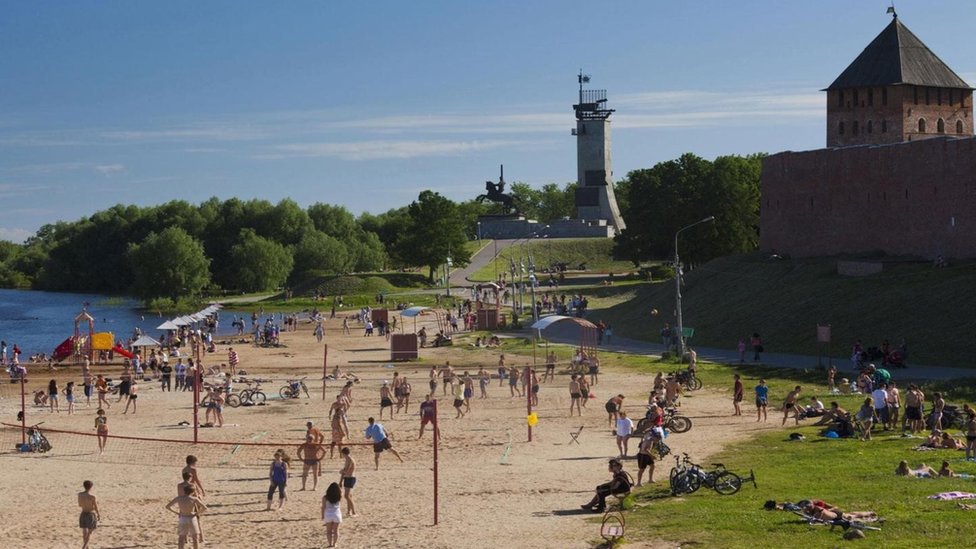 La historia y cultura de Novgorod sigue recordándose en muchos de los sitios históricos de la ciudad. Un balneario en Novgorod
