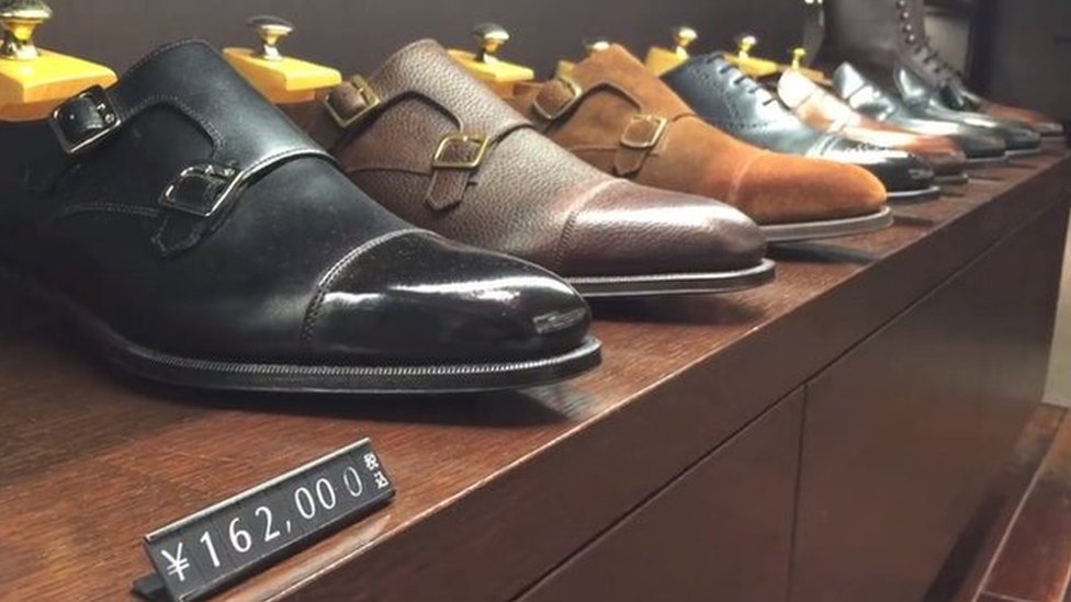 Обувь John Lobb из Нортгемптоншира продается в универмаге в Токио
