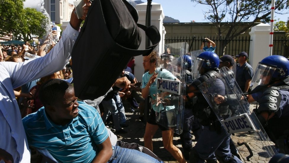 Столкновения южноафриканских студентов с полицией во время насильственных акций протеста у здания парламента в Кейптауне, Южная Африка, 21 октября 2015 г.