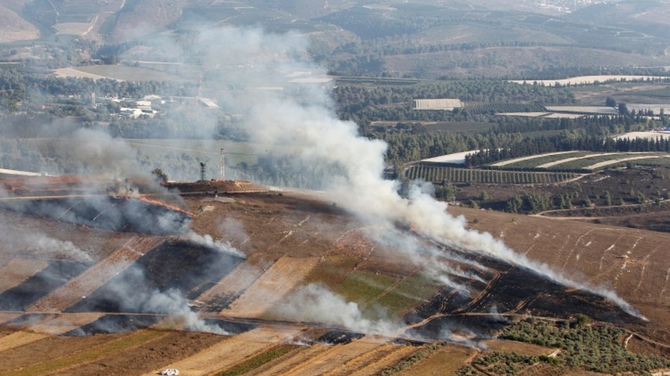 Дым поднимается от снарядов, выпущенных из Израиля в деревне Марун ар-Рас