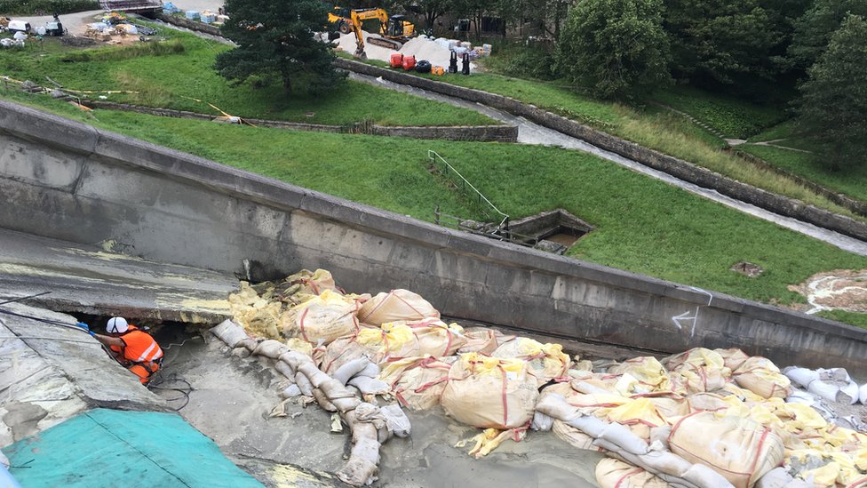 Вид на водосброс с моста водохранилища