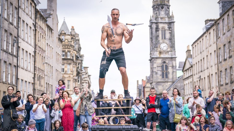 Edinburgh Festival: Biggest arts festival in the world begins - BBC News