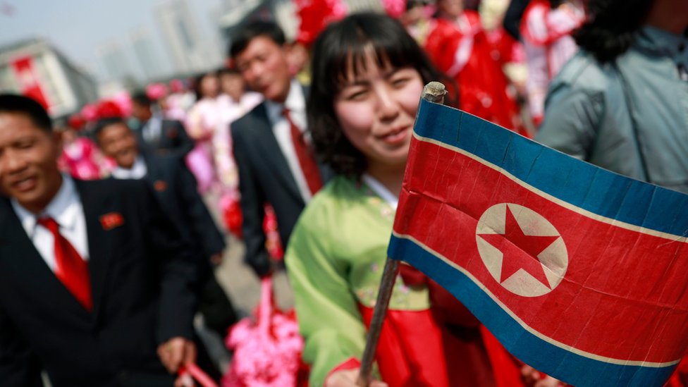 severnokorejka sa zastavom
