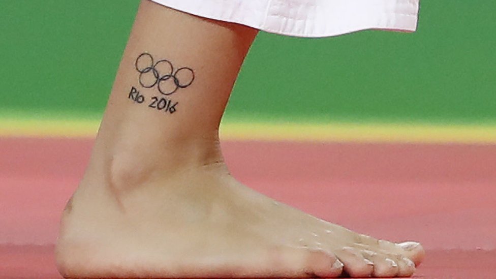 Татуировка в виде олимпийских колец видна на ноге Бусры Катипоглу из Турции во время соревнований по дзюдо среди женщин в весовой категории до 63 кг против Катерины Николоски из Македонии во время Олимпийских игр 2016 года в Рио-де-Жанейро 9 августа 2016 г.