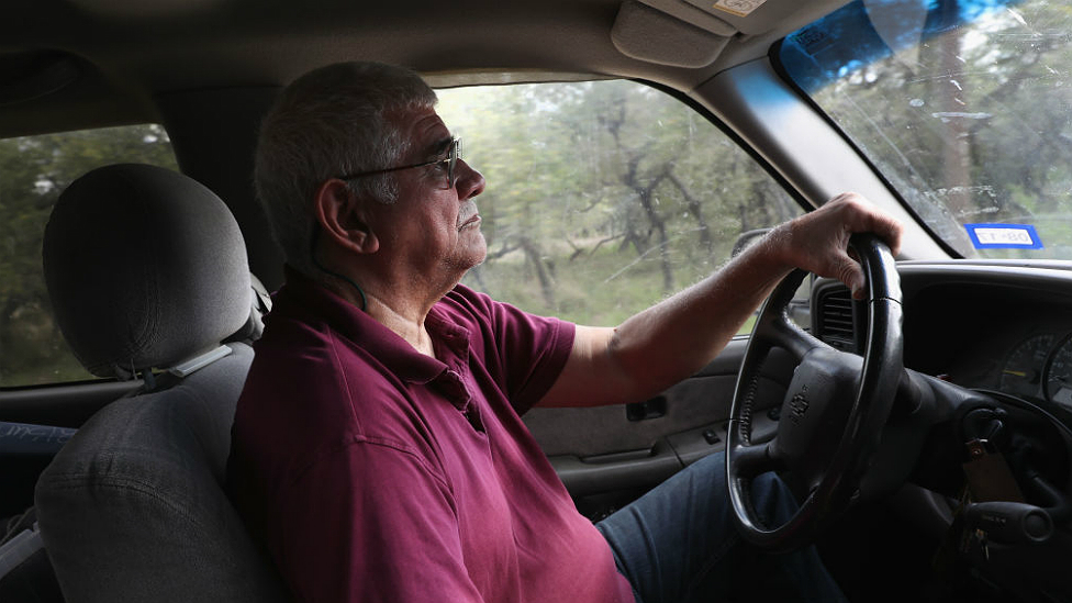 Eduardo "Eddie" Canales deja litros de agua en ranchos y en caminos perdidos porque de esa forma puede salvar vidas de migrantes. Eddie Canales