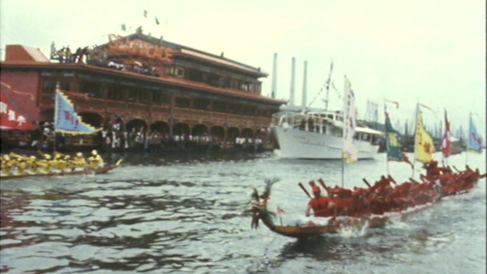 載有英女王伊麗莎白二世與王夫菲利普親王的香港總督遊艇慕蓮夫人號在香港仔避風塘凖備靠泊太白海鮮舫（6/5/1975）
