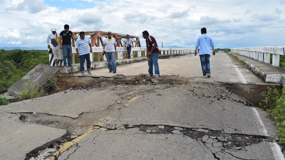 Hay quienes cruzan a pie el agrietado puente del Estero para ir a Juchitán. Puente del Estero.