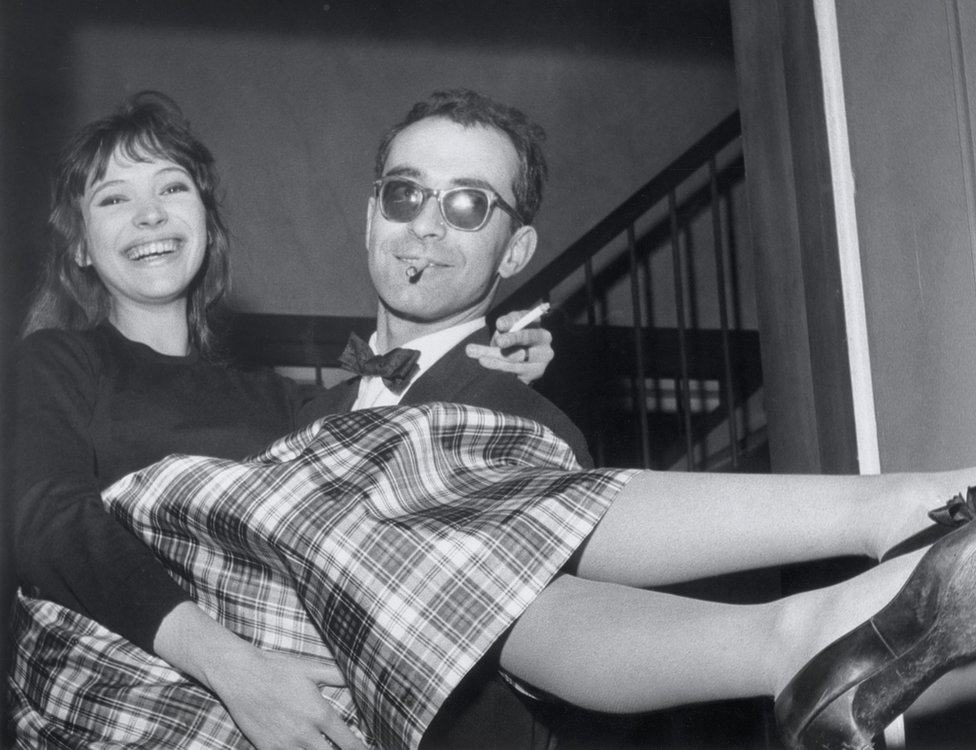 Архивное фото Жан-Люка Годара, несущего Анну Карину, пока они оба смеются