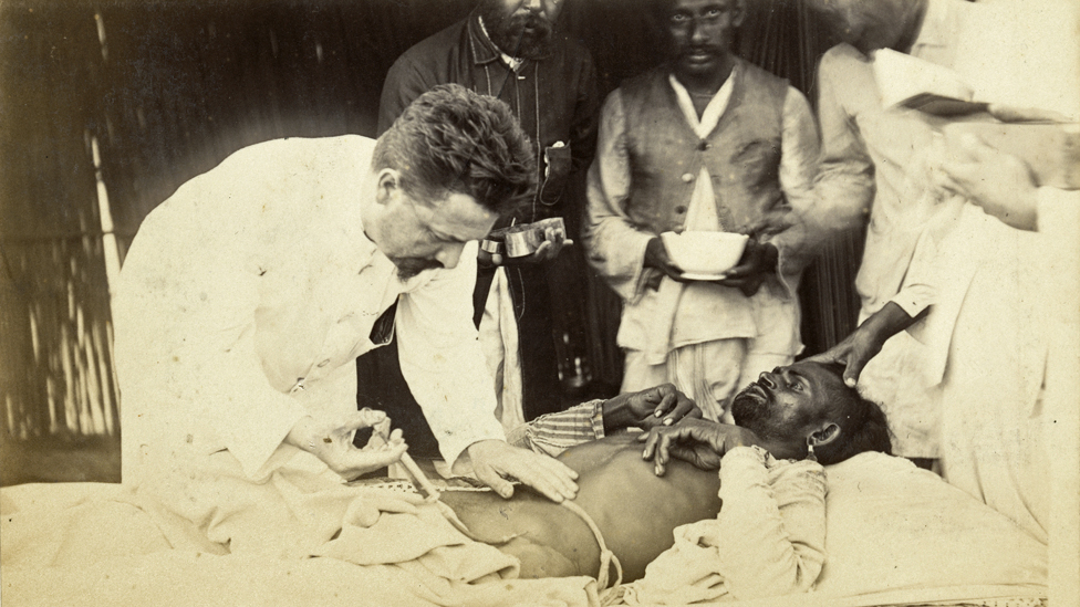 Paul-Louis Simond inyectando suero a un paciente